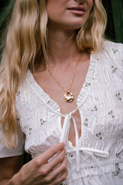 Delicate Chain Pretty Ornate Pendant Necklace Gold